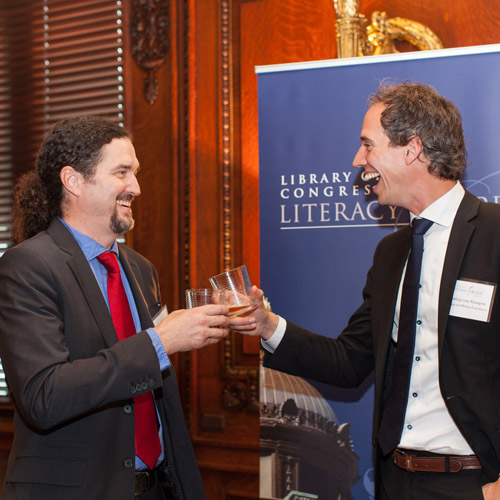 Representatives Mark Briggs from the Literacy Volunteers of Greater Hartford (Connecticut, U.S.) and Matthijs van Kampen from the Reading and Writing Foundation (Netherlands) meet at the reception.