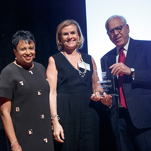 Mercedes Obregon, representing Instituto Pedagogico para Problemas del Lenguaje, accepts the International Prize, presented by Librarian of Congress Carla Hayden and David M. Rubenstein.