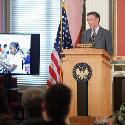 Noel Gunther presents details about WETA Reading Rockets, winner of the 2016 Library of Congress Literacy Awards David M. Rubenstein Prize.