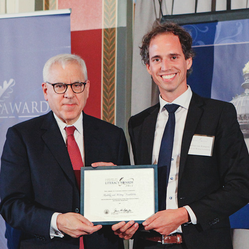 Matthijs van Kampen accepts a best practice honor on behalf of the Reading and Writing Foundation (Netherlands).